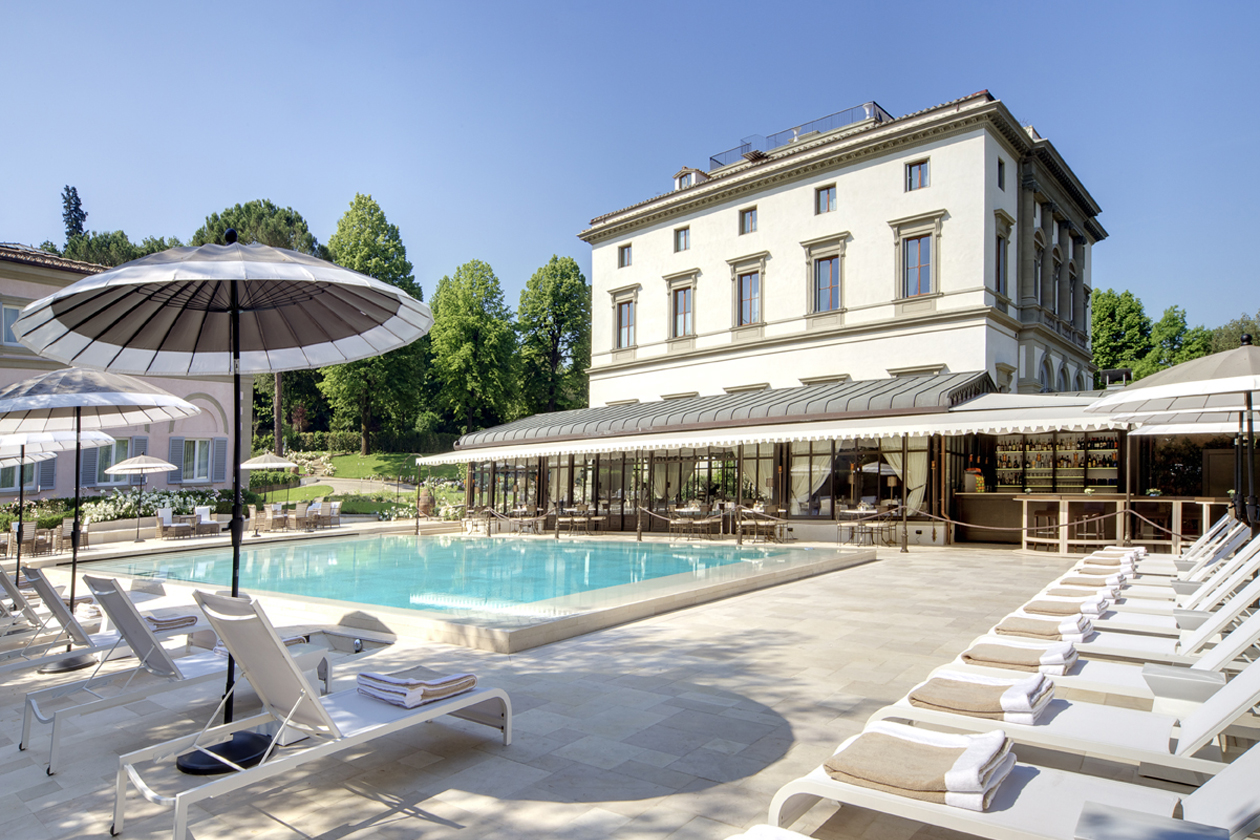 L’esterno con piscina di Villa Cora: meta ideale per chi vuole un fine settimana di puro relax