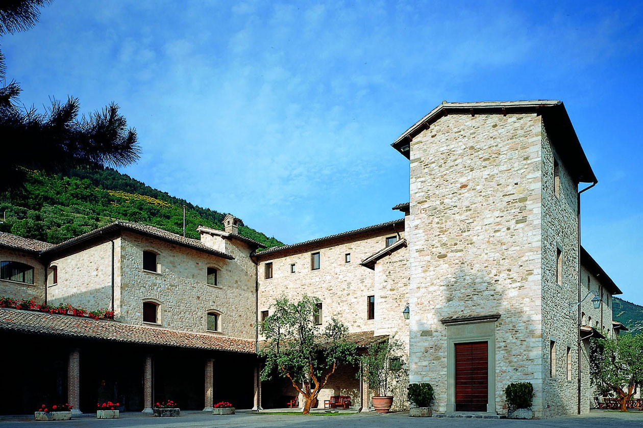 L’esterno del Park Hotel ai Cappuccini, una tempo monastero nei pressi di Gubbio