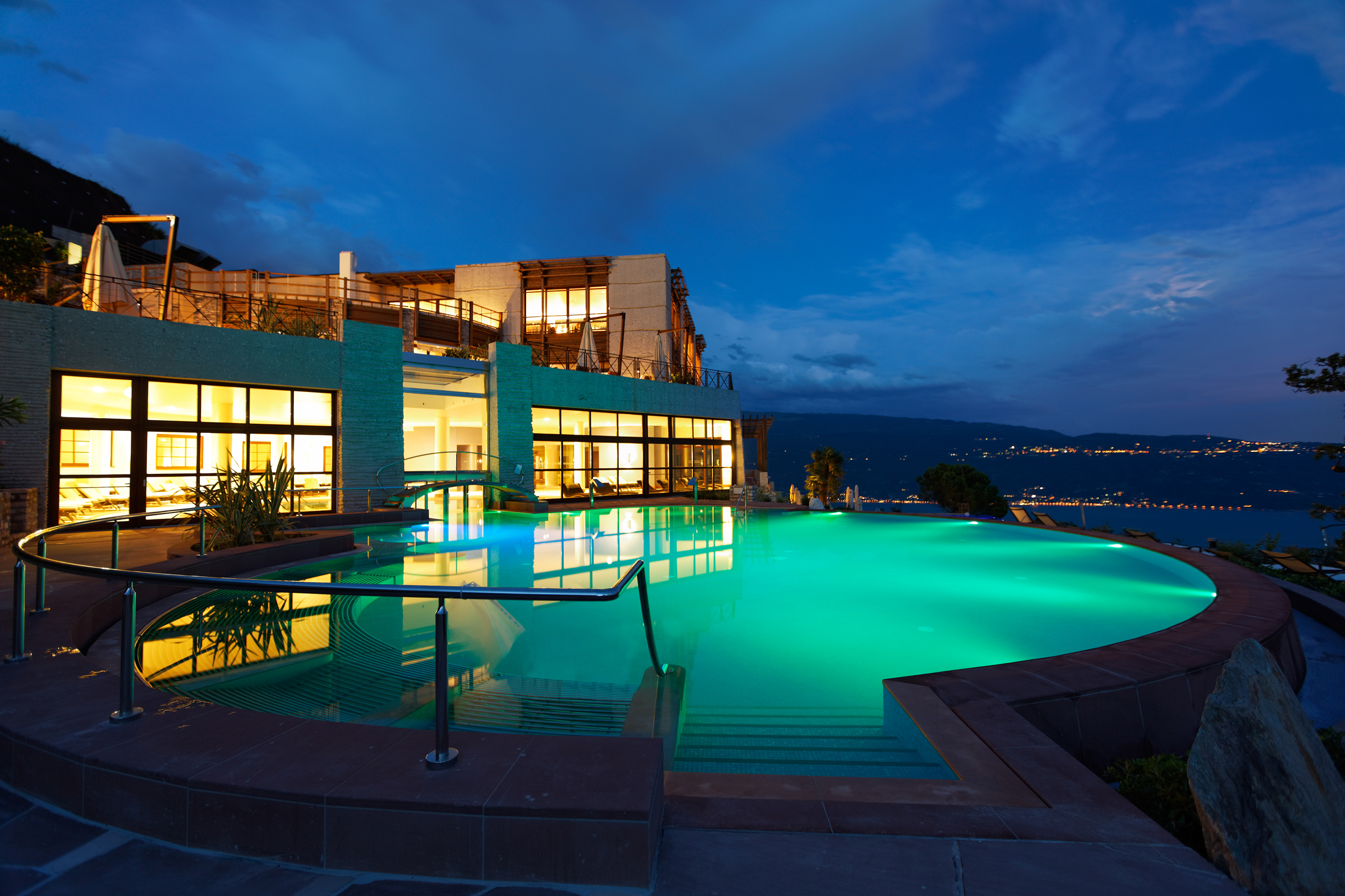 L’esterno di sera del Lefay Resort & Spa Lago di Garda di Gargnano