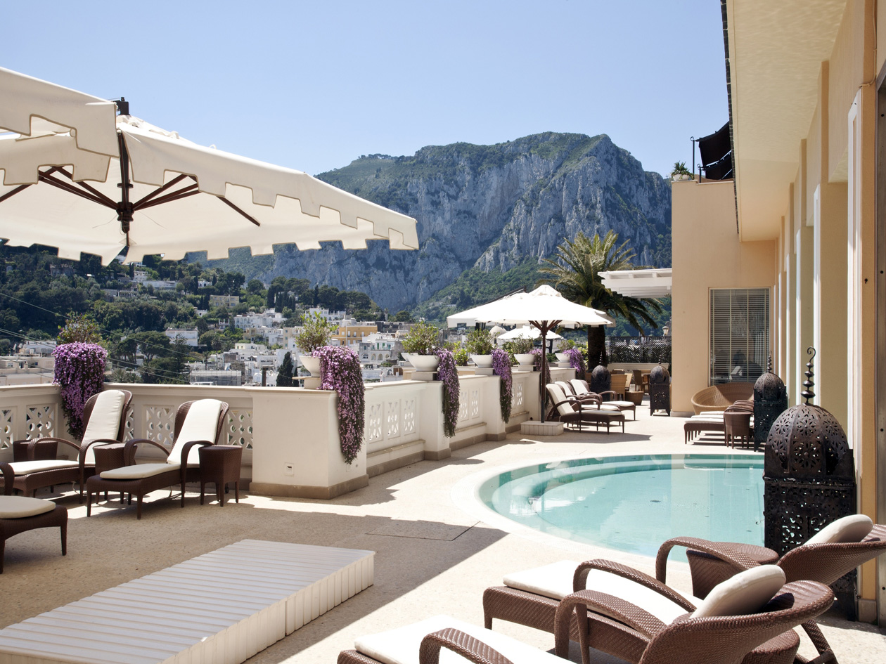 La favolosa vista della piscina esterna del Capri Tiberio Palace
