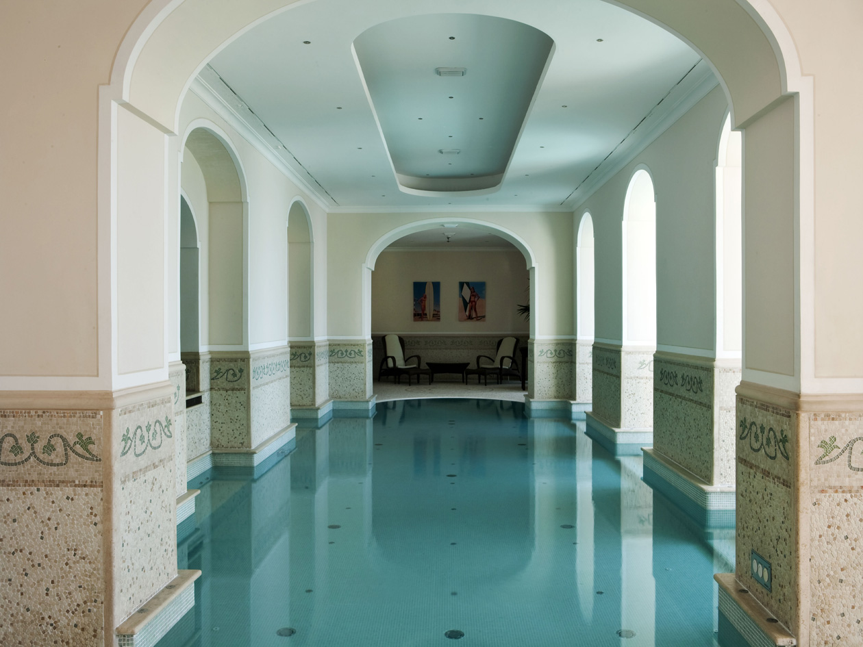 La piscina interna del Capri Tiberio Palace tappa obbligata per l’idromassaggio