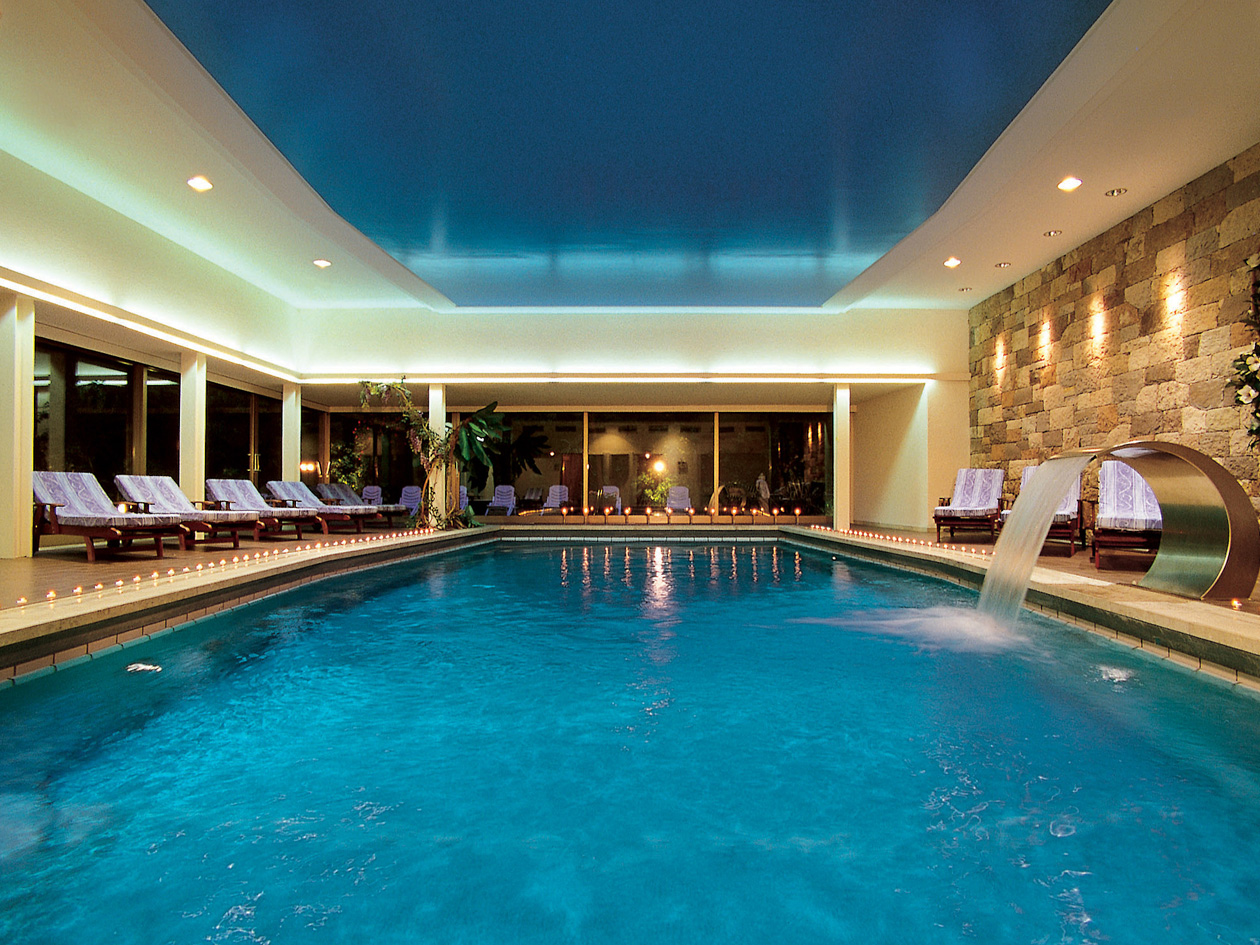 La piscina interna della spa del Belvita Hotel Adria riscaldata con getti a cascata