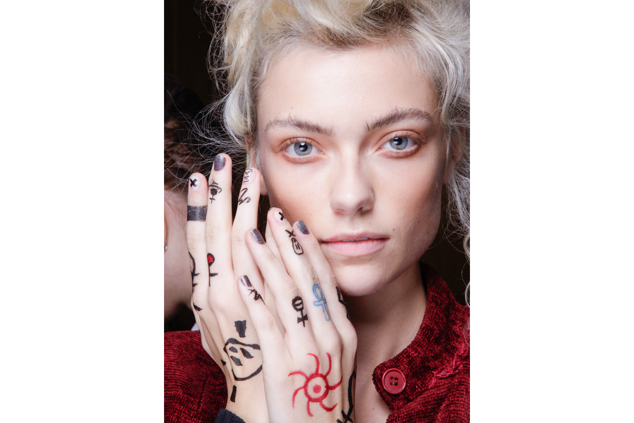 Mani che diventano tele da colorare con segni tribali e simboli (Vivienne Westwood Red Label)