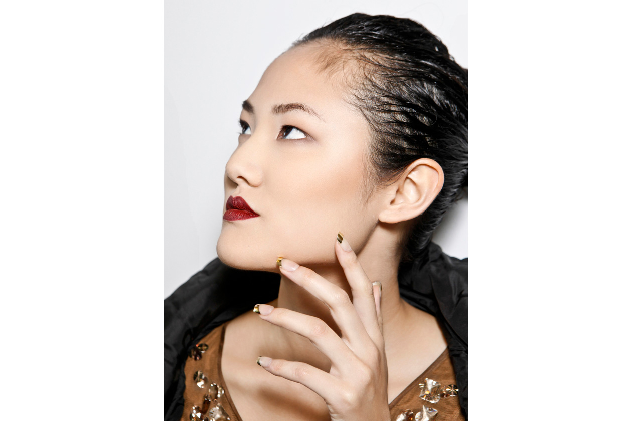 Per la sera nulla di meglio che una french manicure bicolor: nude e oro per un effetto chic (Behnaz Sarafpour),