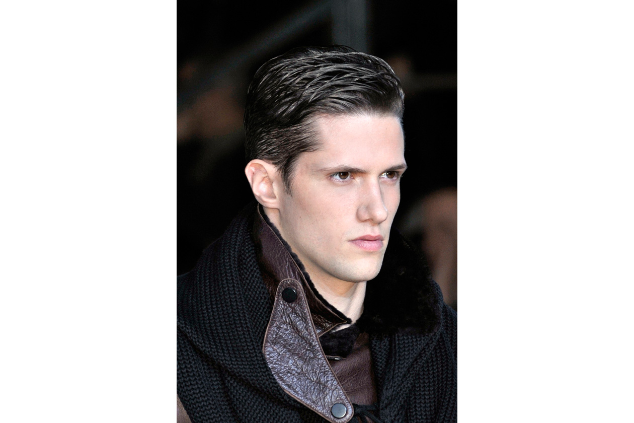 Per lo styling? Gel su tutta la capigliatura (Emporio Armani)