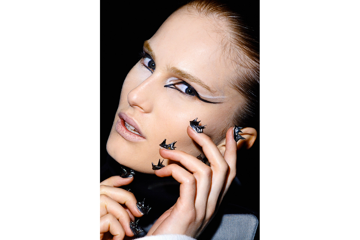 Per una serata specialissima, vestite pure le unghie con le micro sculture appuntite di Mugler