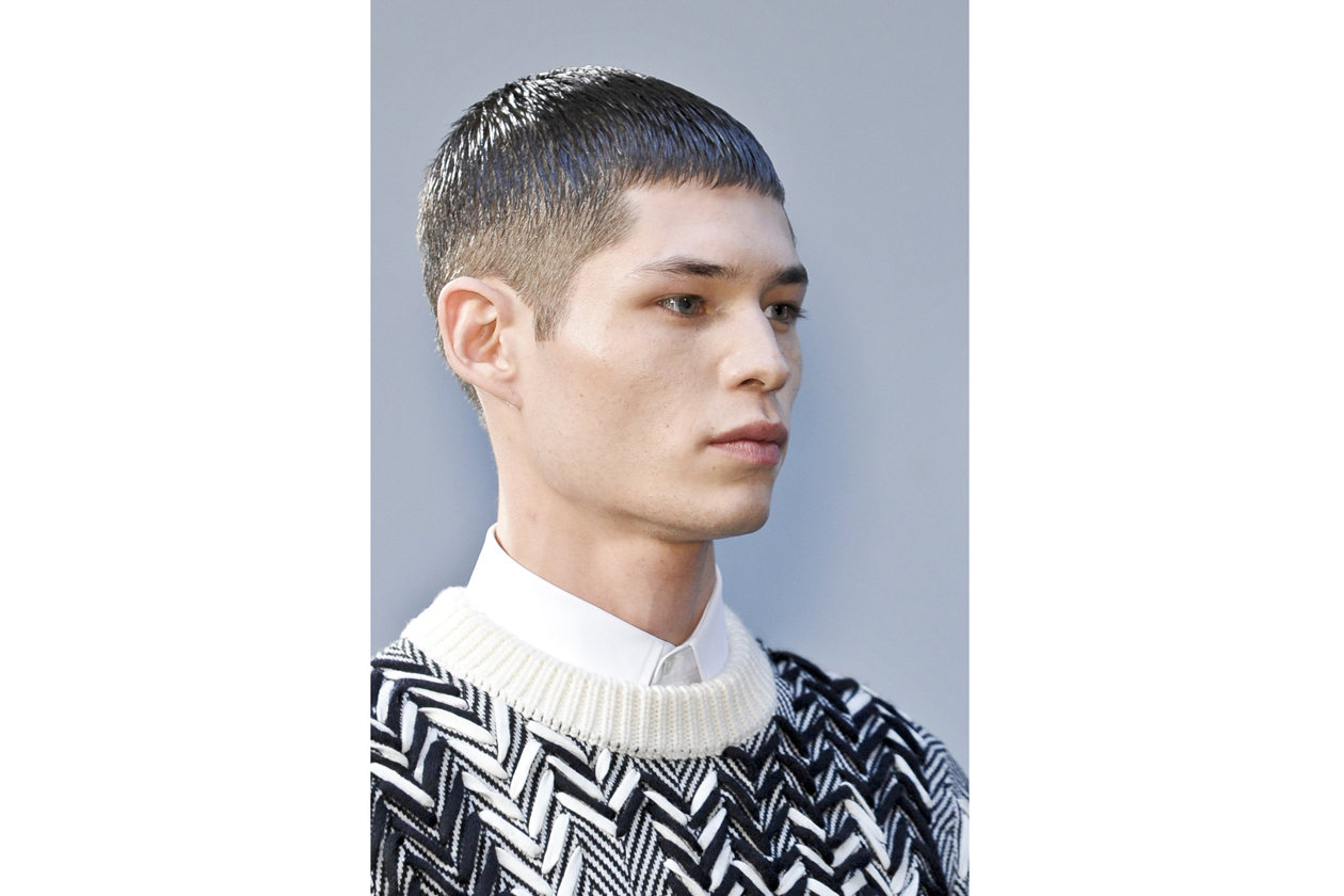 Più corti ai lati i capelli del modello di Pringle of Scotland