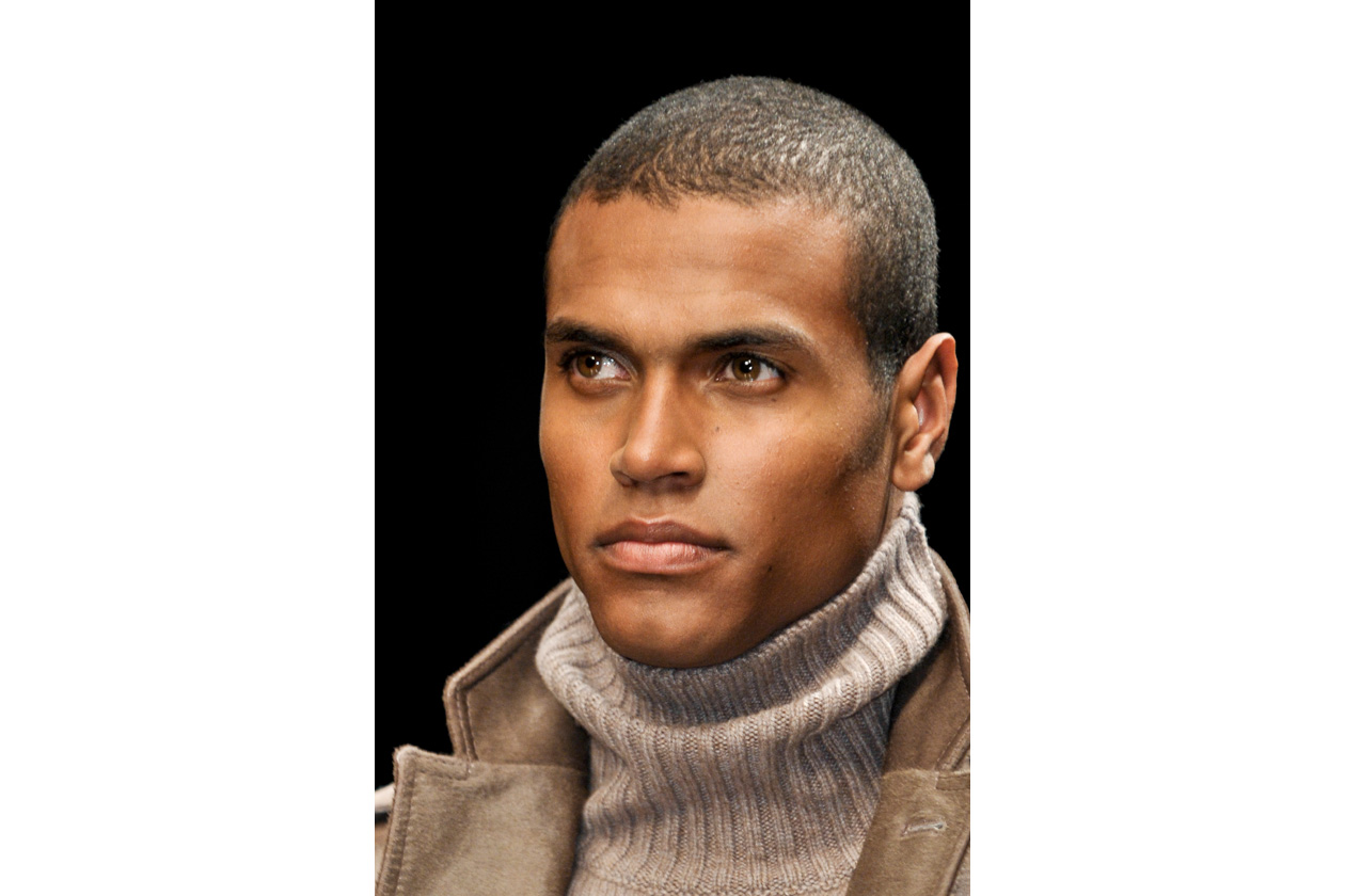 Quasi a zero i capelli del modello di Canali