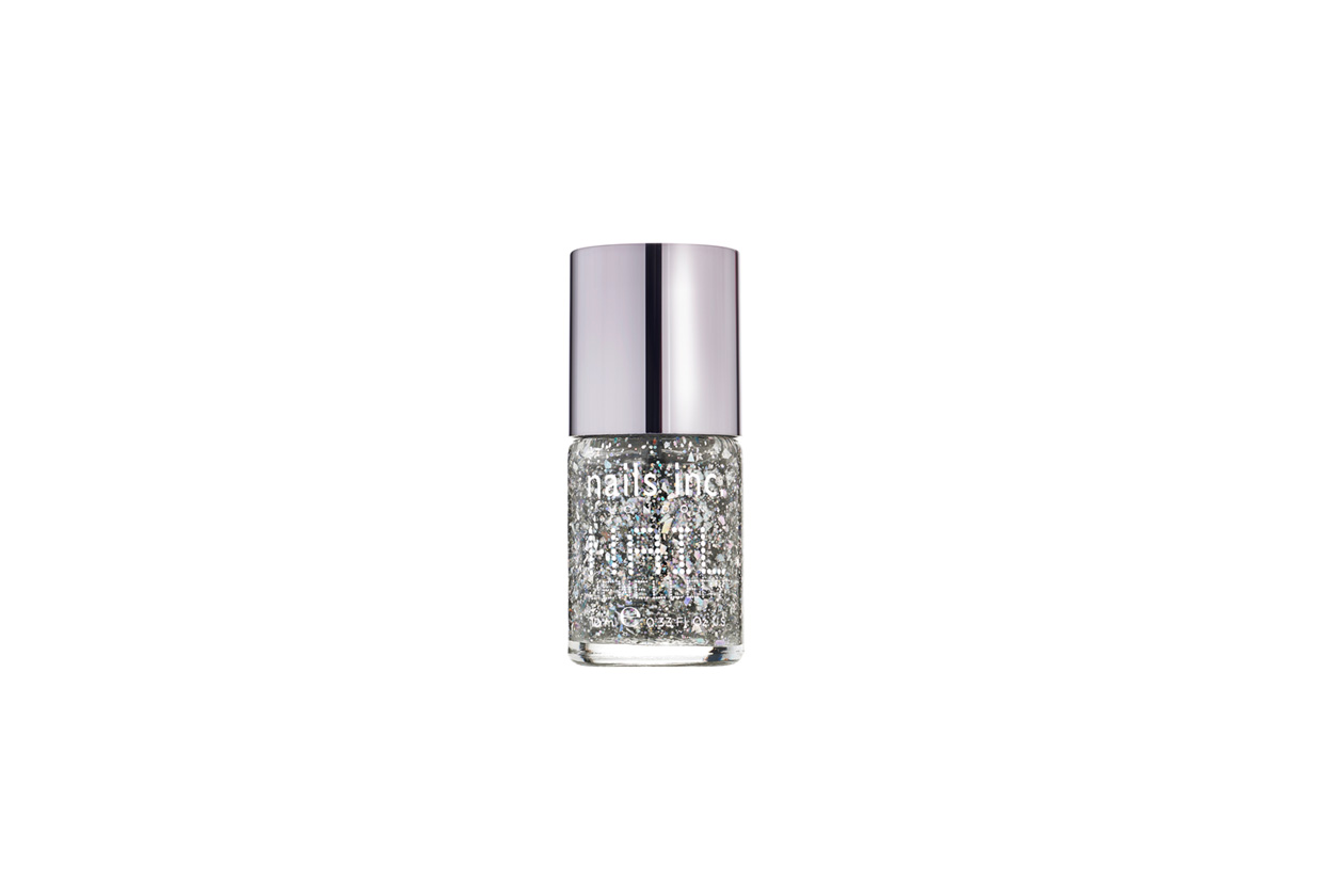 Se l’obiettivo è sfoggiare una mano ultra brilliant, lo smalto consigliato è Diamond Arcade Nail Jewellery di Nails Inc.