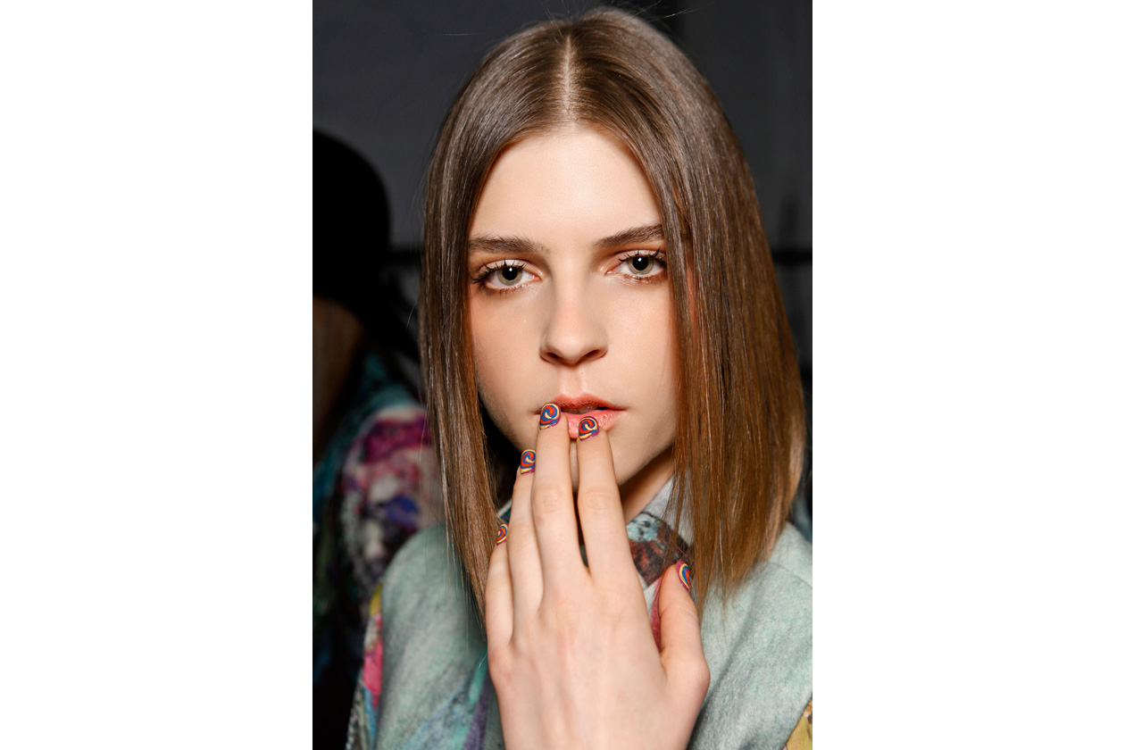 Un risultato ipnotico per le unghie della modella di Nicole Miller