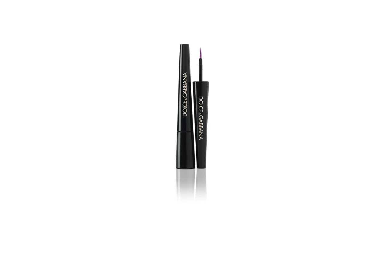 A sottolineare lo sguardo una riga di Glam Liner nella nuance Dahlia di Dolce&Gabbana