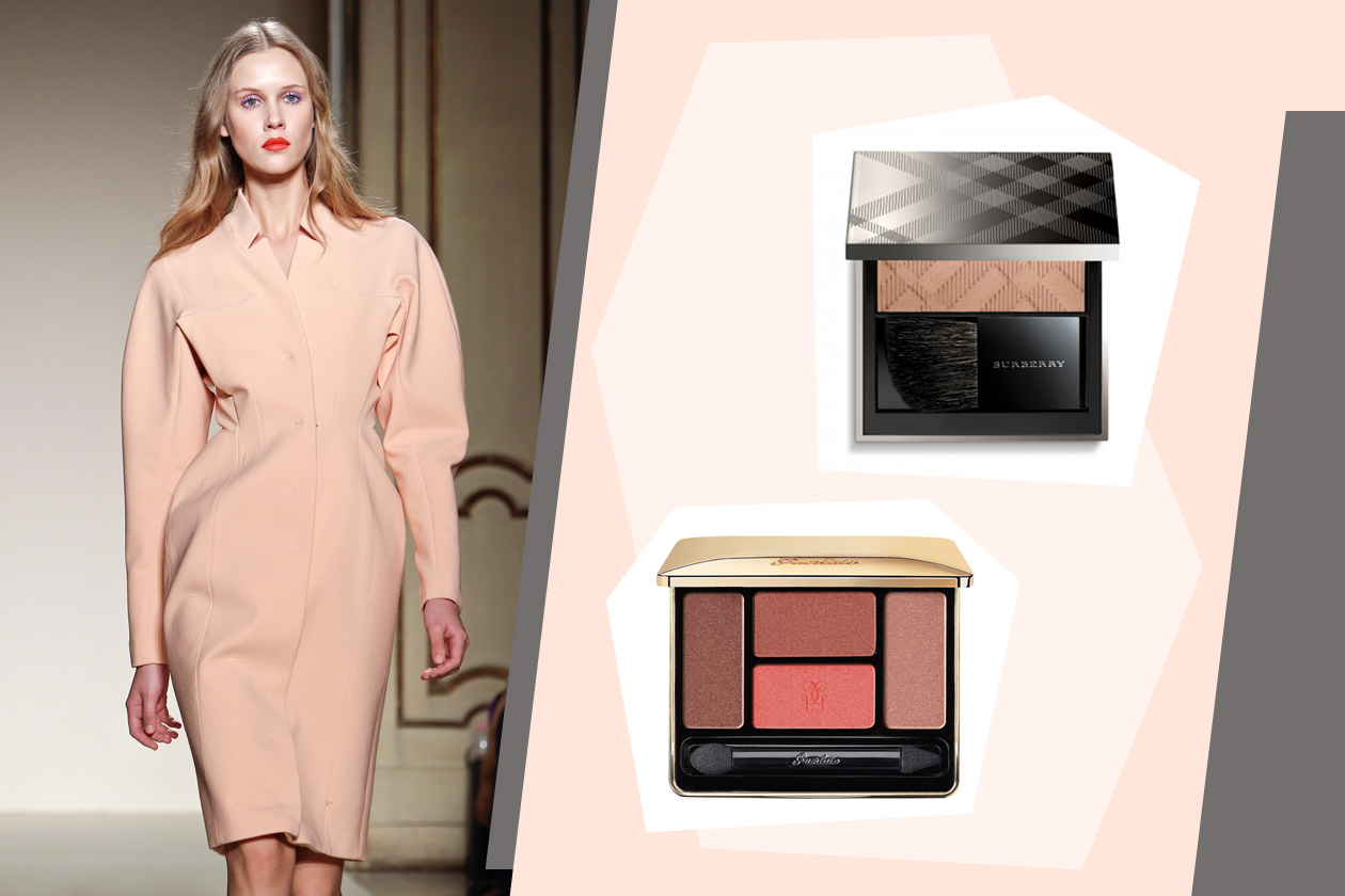 I toni tenui della palette L’Ecrin 4 Couleurs Eyeshadow di Guerlain e del blush Light Glow Earthy di Burberry completano il look chic di Colangelo