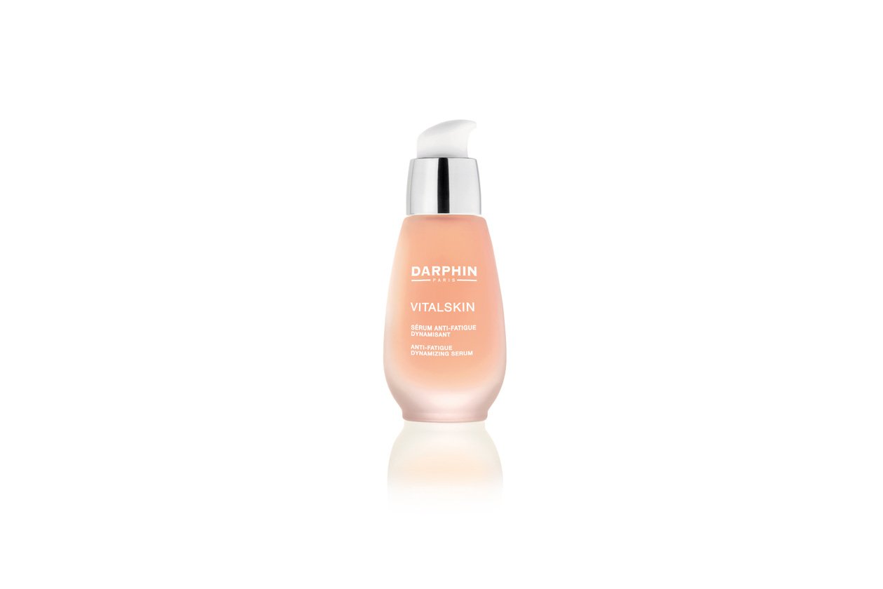 Se il volto spento è un segnale di fatica eccessiva, la soluzione è il siero Vitalskin anti-fatica ed energizzante di Darphin