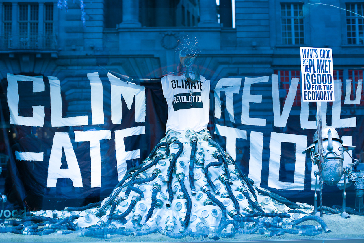 Vetrina con creazione Vivienne Westwod