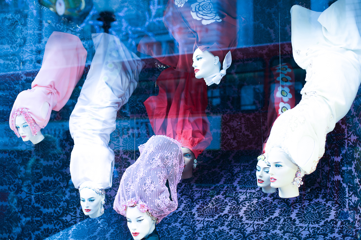 Vetrina con creazioni di Stephen Jones