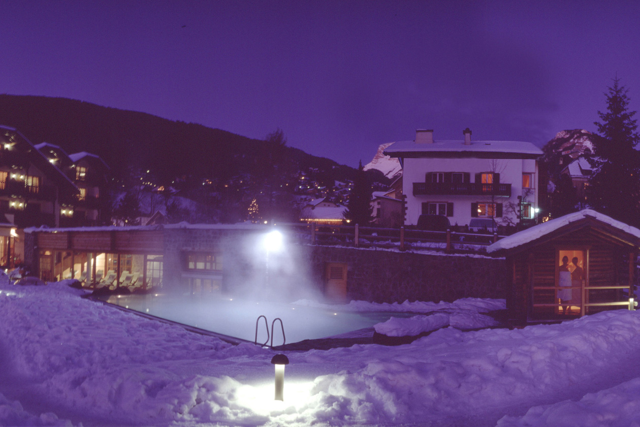 All’Hotel Angelo provate l’esperienza di un bagno caldo nel giardino invernale coperto di neve