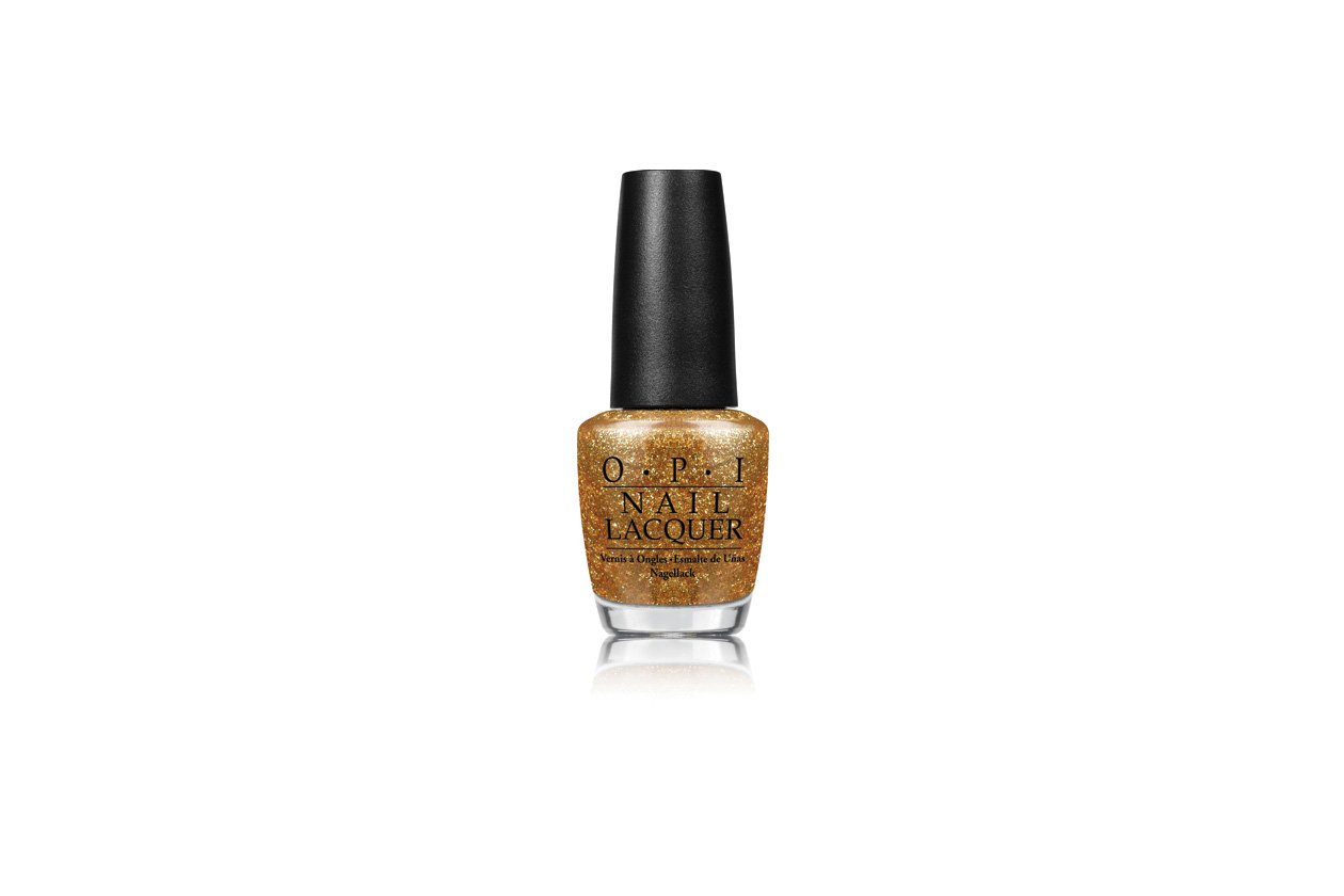 Il Golden Eye di OPI della nuova collezione Skyfall è perfetto come top coat su uno smalto nero o utilizzato da solo