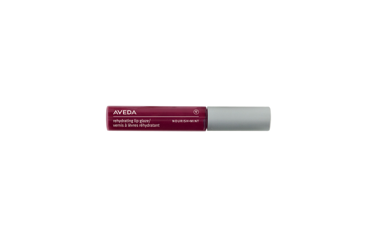 Il Rehydrating lip glaze Nourish Mint Nepali Berry di Aveda è ricco di agenti antiossidanti e idrata la labbra grazie agli estratti di frutta e olio di semi