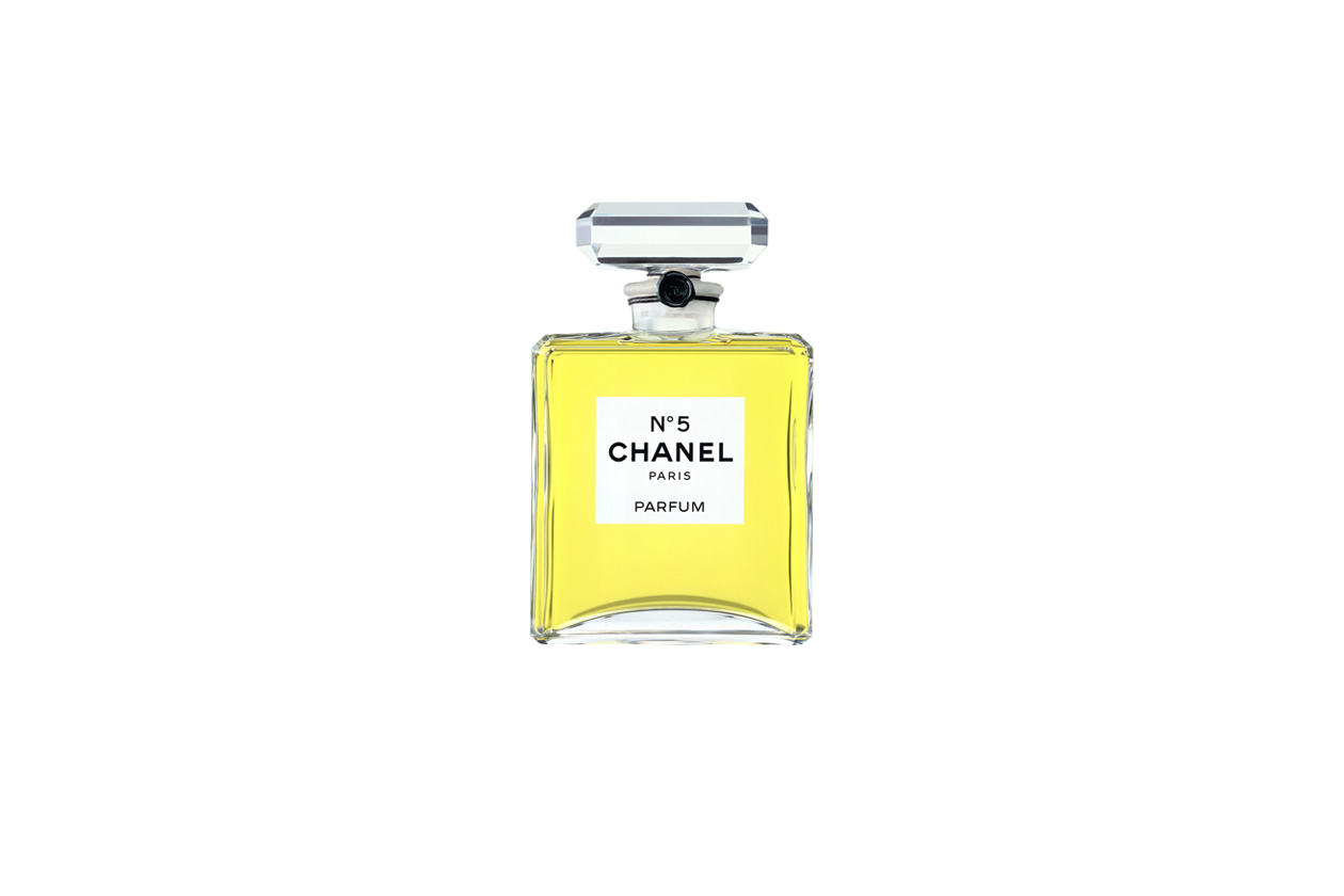 Il ritorno di una fragranza evergreen preziosa come l’oro, Chanel n.5, che quest’anno cambia volto grazie al nuovo testimonial Brad Pitt