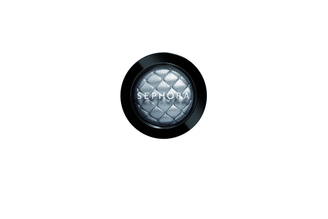 La versione Silver dei nuovi Outrageous Prisma Chrome Sparkling Metallic di Sephora illumina il viso