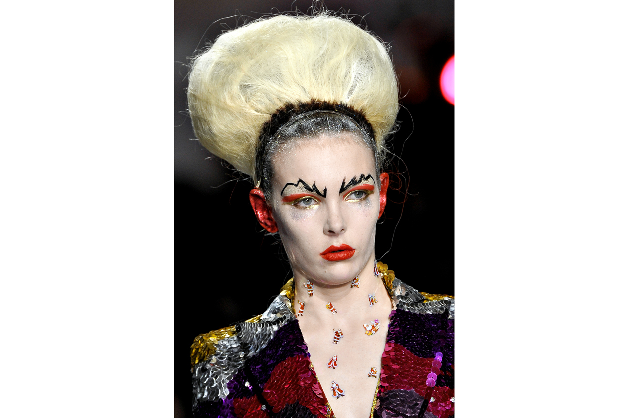 Meadham Kirchhoff propone un look futuristico