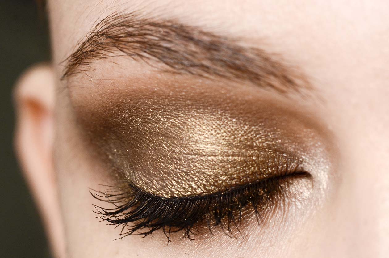 Ombretti e smalti metallici: polveri, lacche ed eyeliner ricchi di bagliori