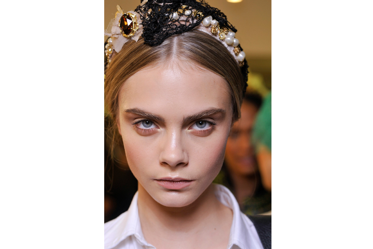 Una coroncina dorata è l’accessorio perfetto per le feste (Dolce&Gabbana)
