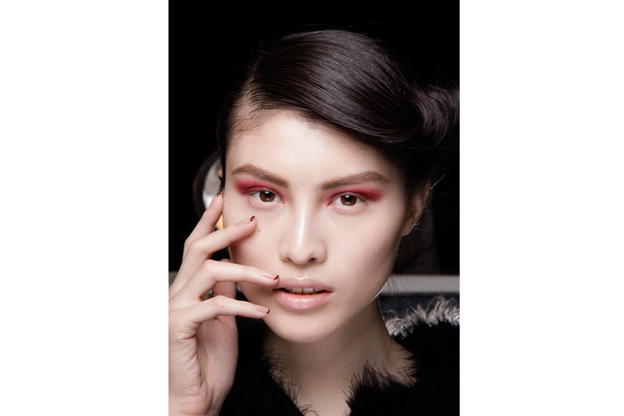 Una french manicure diversa dal solito per la modella di Donna Karan