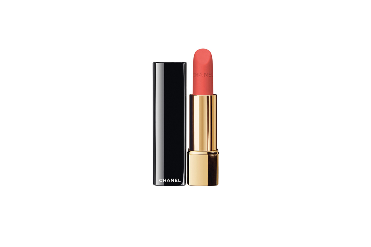 Il nuovo rossetto mat Rouge Allure Velvet L’Eclatante 42, un rosa caramella, regala colore alle labbra