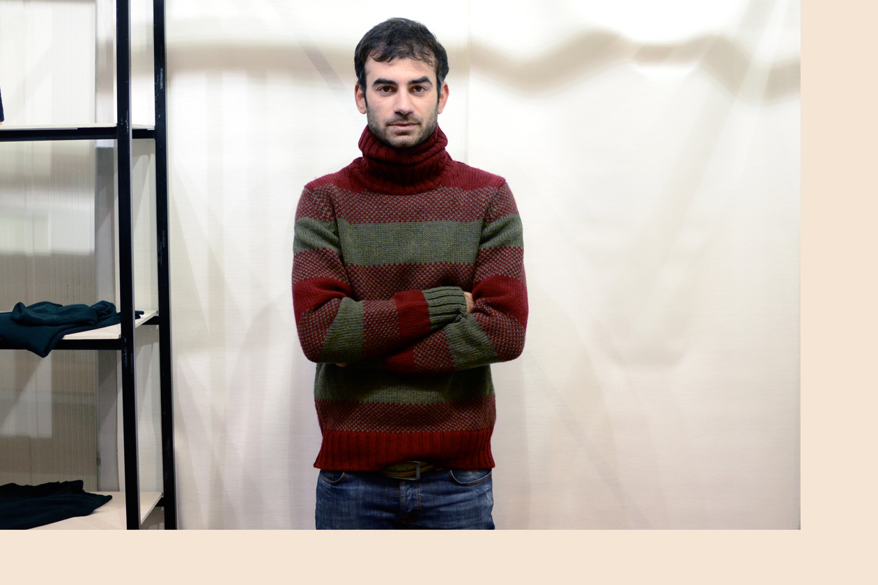 Luca Larenza indossa una sua creazione