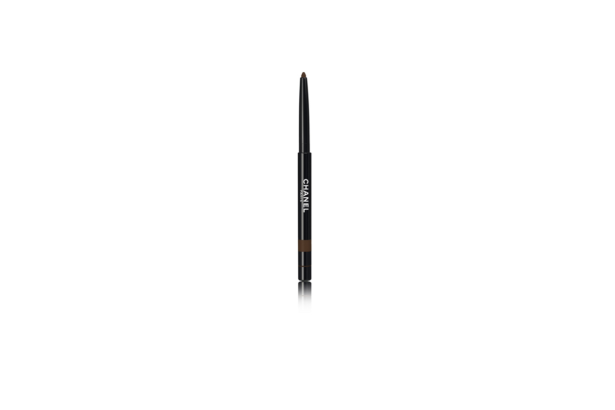 Per disegnare delicatamente lo sguardo abbiamo usato la Stylo Yeux Waterproof Eyeliner che abbiamo sfumato intorno all’occhio