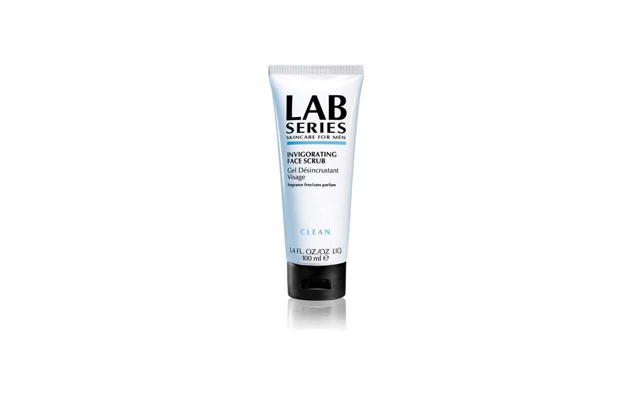 Previene i punti neri e rende più facile la rasatura il Lab Series Invigorating Face Scrub