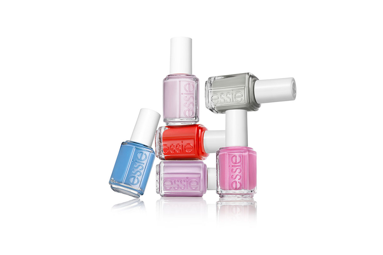 Abbraccia il mood pastello anche la Madison Ave-Hue di Essie con un’unica eccezione: un rosso fuoco, l’Hip-Anena