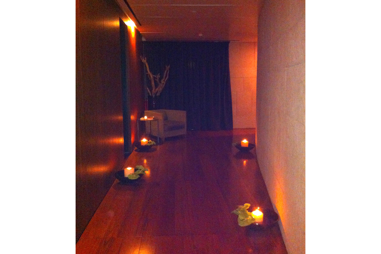 Candele e luci soffuse accompagnano gli ospiti alle cabine dove li attendono trattamenti personalizzati