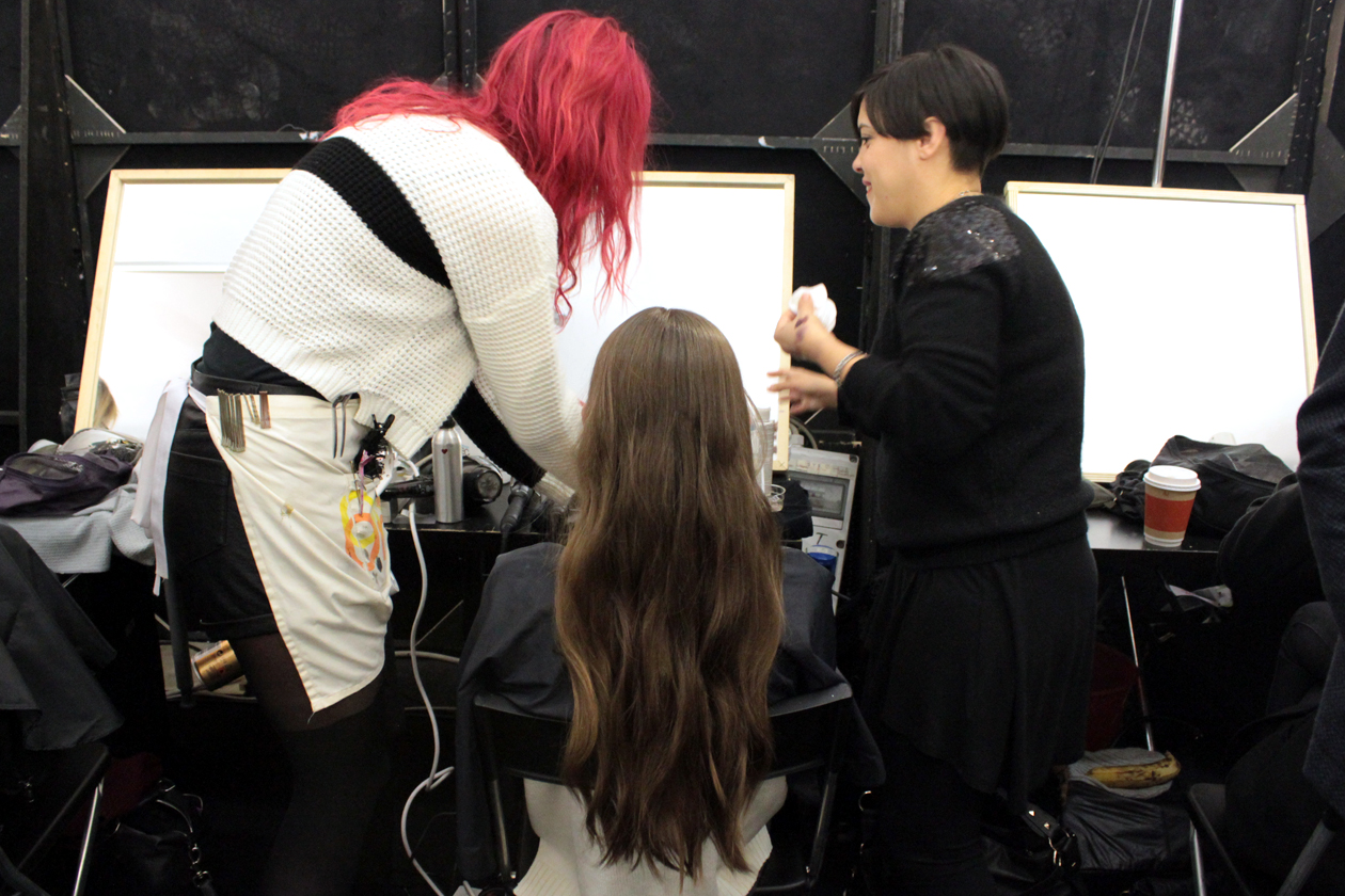 Capelli lisci e liberi: gli hairstylist lavorano le lunghezze con uno spray per dare un po’ di volume