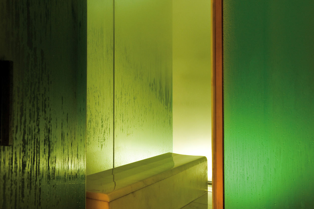 Colori soft caratterizzano le vetrate dell’Hammam