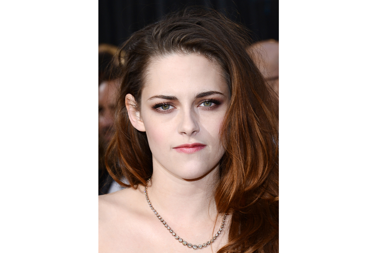 È il colore dell’inverno e sul viso di Kristen Stewart è perfetto: all’ex vampira va il premio per il miglior make up Burgundy