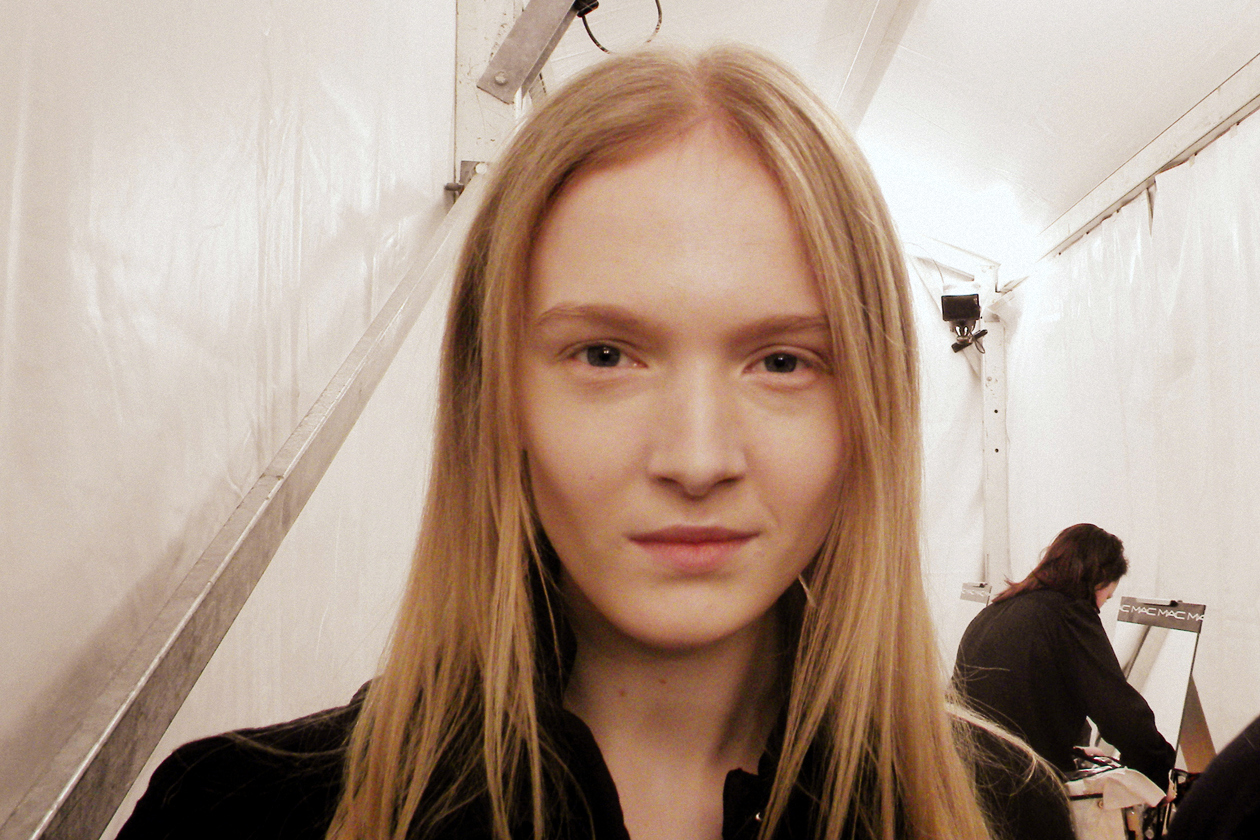 Finish glow per il make up della modella di Blugirl