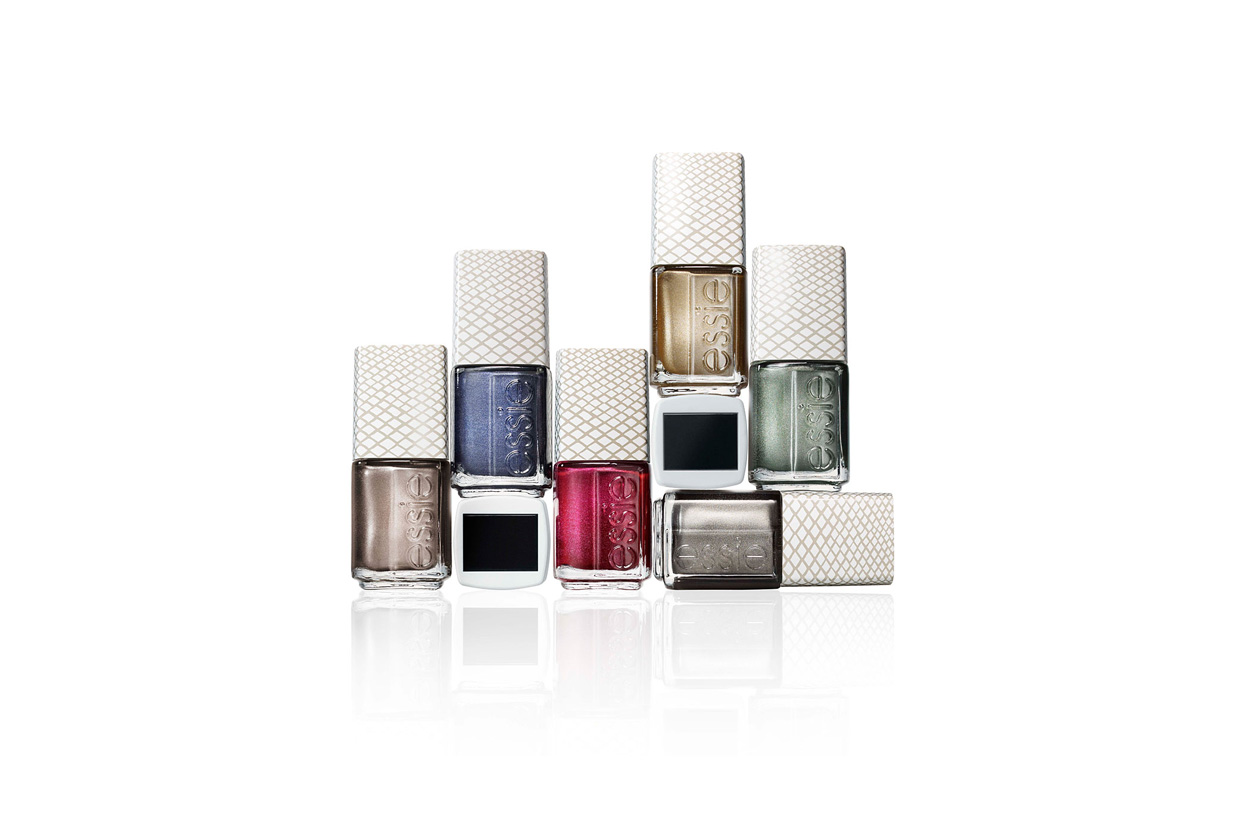 Grazie ai magneti, gli smalti della collezione Reptile style di Essie riproducono un finish “pelle di serpente”