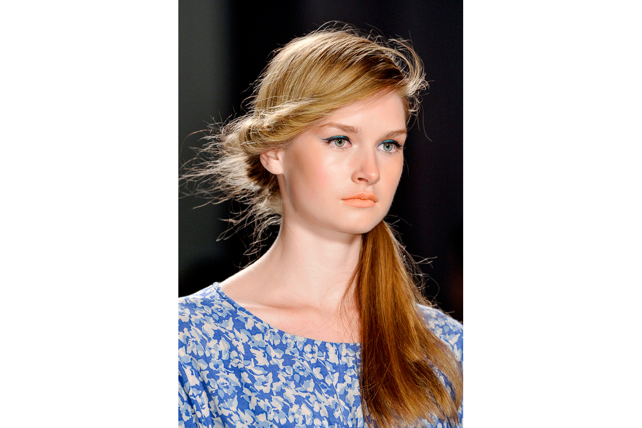 Hairdo comodo e vaporoso (Jenny Packham)