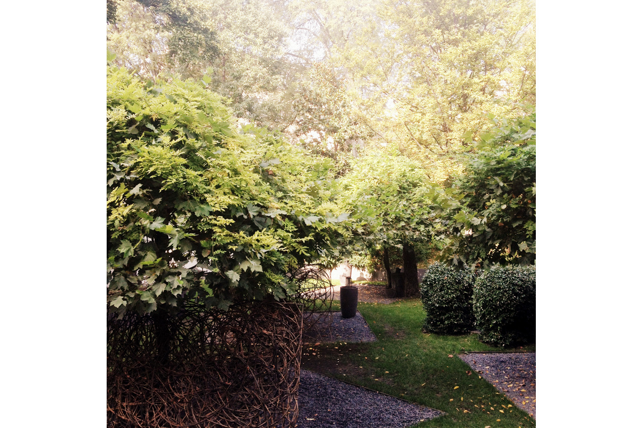 Il giardino esterno della SPA Hotel Bulgari a Milano