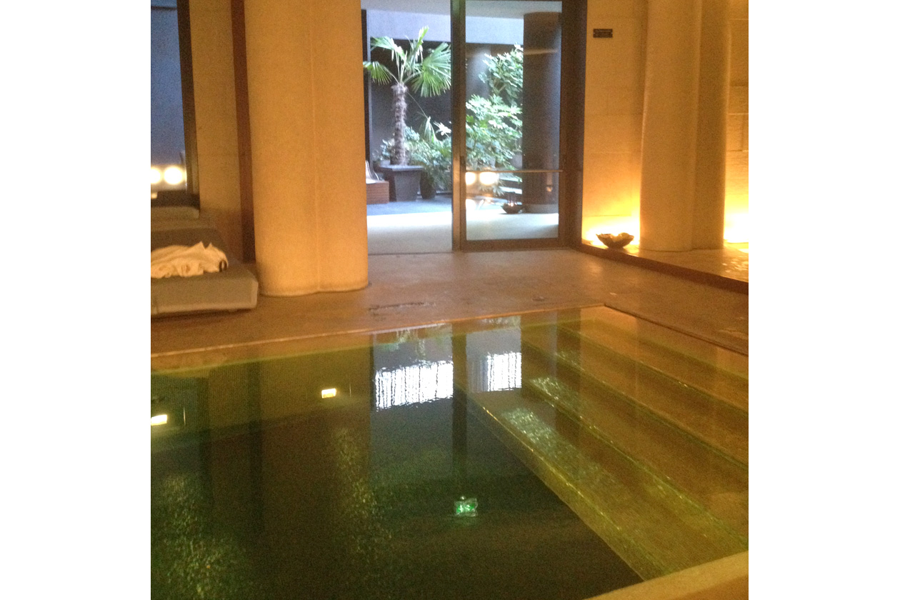 Il percorso nella SPA Hotel Bulgari comincia con una sosta nella sala principale dove c’è la piscina