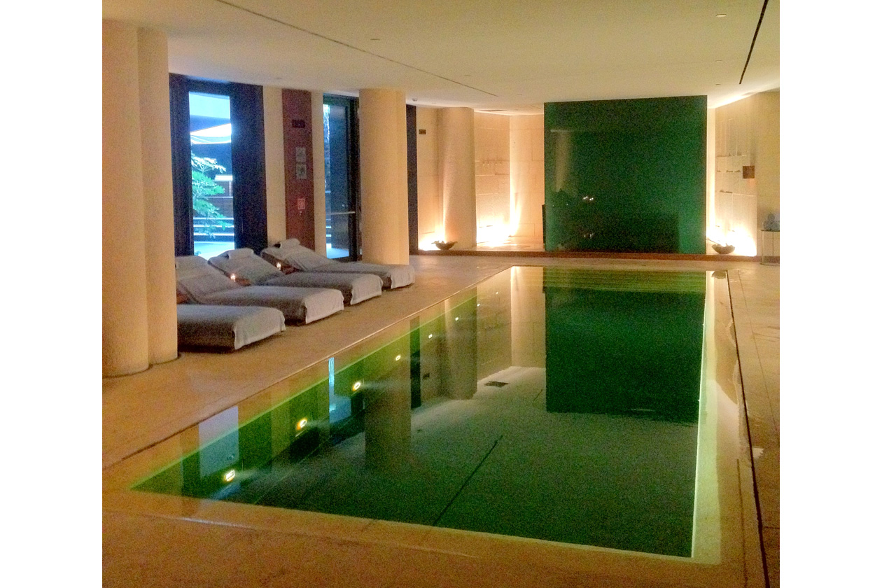 L’illuminazione naturale, proveniente dall’ampia vetrata che affaccia sul giardino dell’Hotel, si fonde con i riflessi e le ombre generati da luci e candele