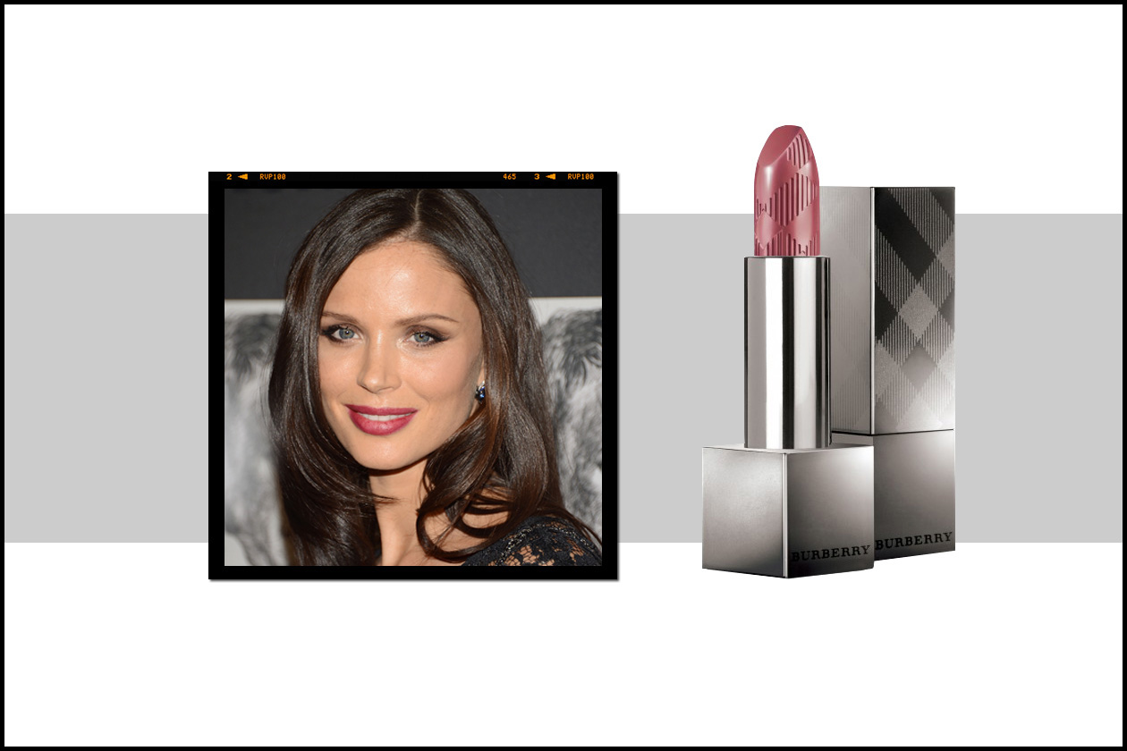 La co-fondatrice di Marchesa, Georgina Chapman abbina a un leggero smoky un rosa antico ma inteso come il Burberry Lip Cover Sepia Pink no.32