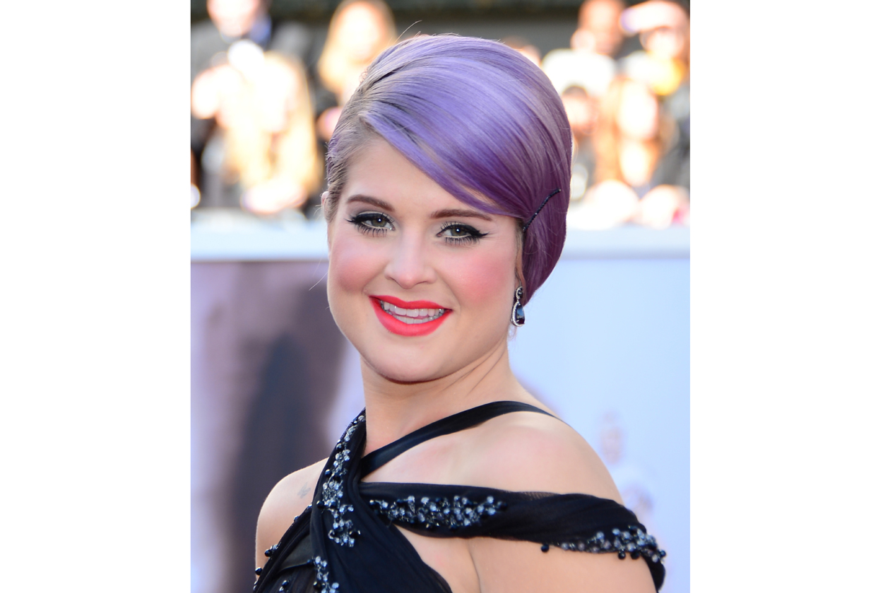 Miglior rossetto e sorriso (fluo): tocca a una delle prime star arrivate al Dolby Theatre, Kelly Osbourne