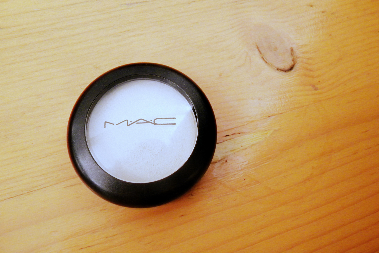 Per illuminare naso e zigomi la make up artist ha usato il Cream Colour Base in Pearl di MAC
