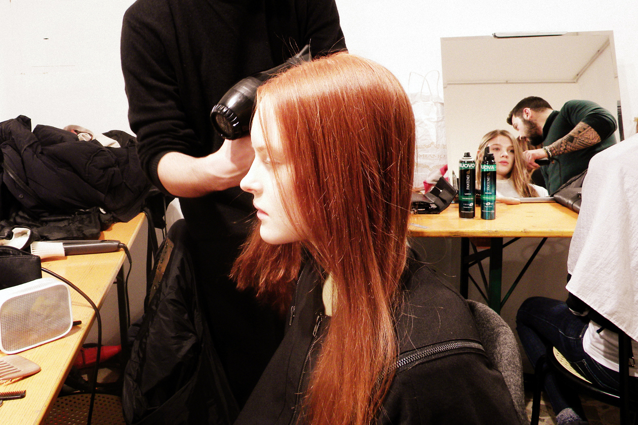 Ultimi ritocchi per un hair look dal mood minimal