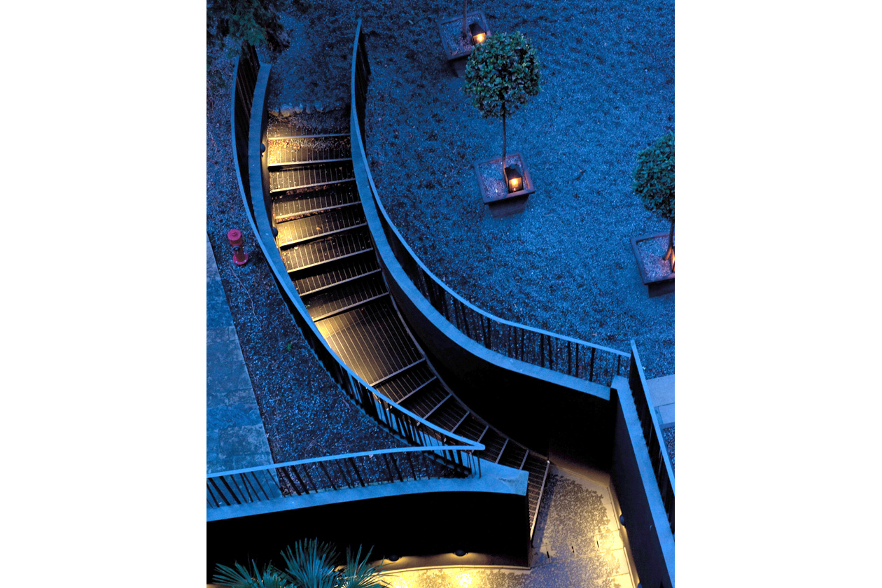 Vista notturna del giardino della SPA