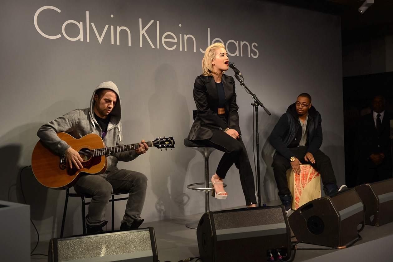 L’esibizione acustica di Rita Ora per Calvin Klein Jeans