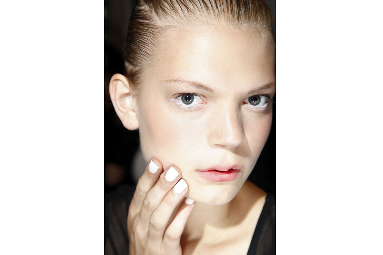 Bianco intenso sulle mani delle modella di David Koma